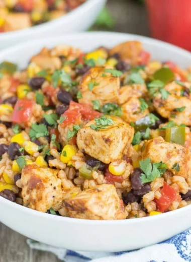 Delicious Southwest Chicken Rice Bowls with chicken, rice, and colorful vegetables