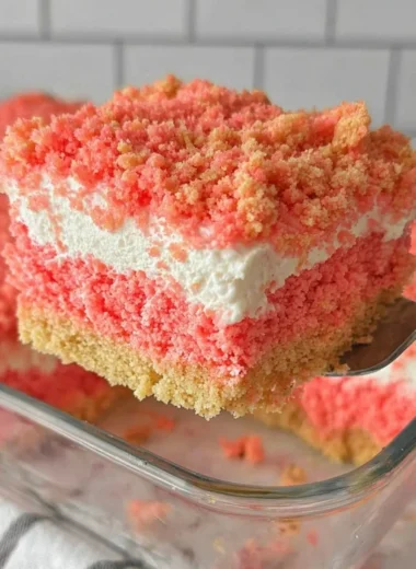 Delicious strawberry crunch cake with layers of strawberries and cream
