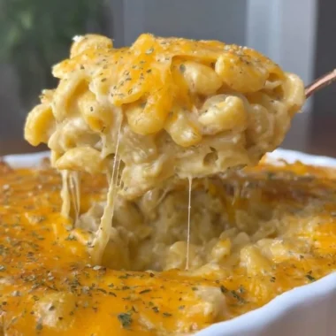 Delicious bowl of Buffalo Macaroni Cheese topped with crispy breadcrumbs.