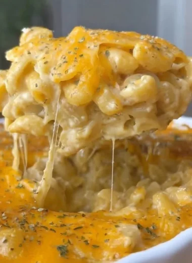 Delicious bowl of Buffalo Macaroni Cheese topped with crispy breadcrumbs.