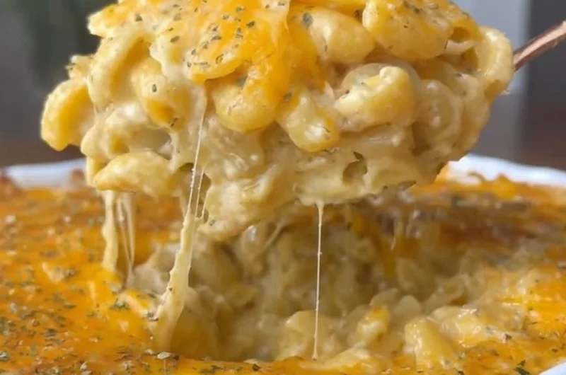Delicious bowl of Buffalo Macaroni Cheese topped with crispy breadcrumbs.