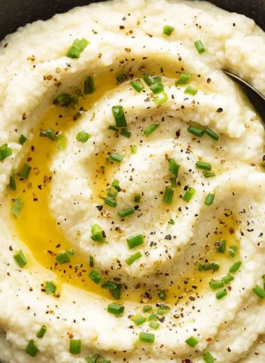 Creamy mashed cauliflower served in a bowl, a healthy alternative to mashed potatoes.